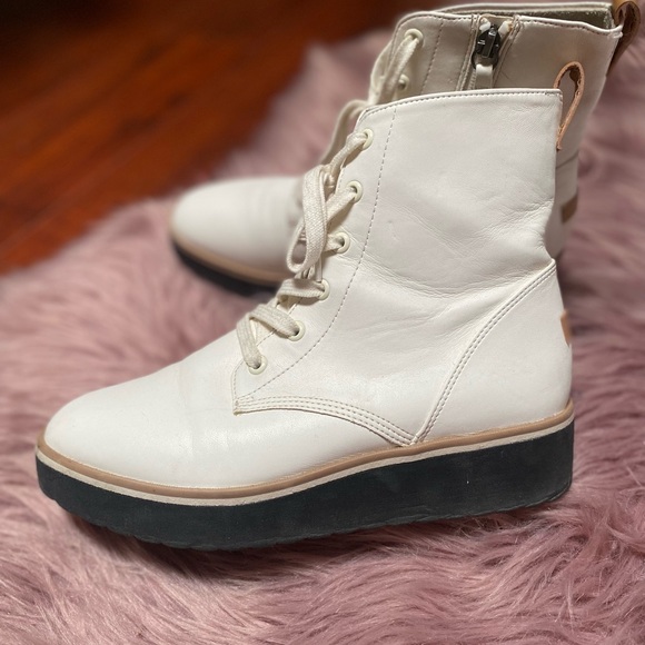 Stylish White Platform Boots - Picture 1 of 6